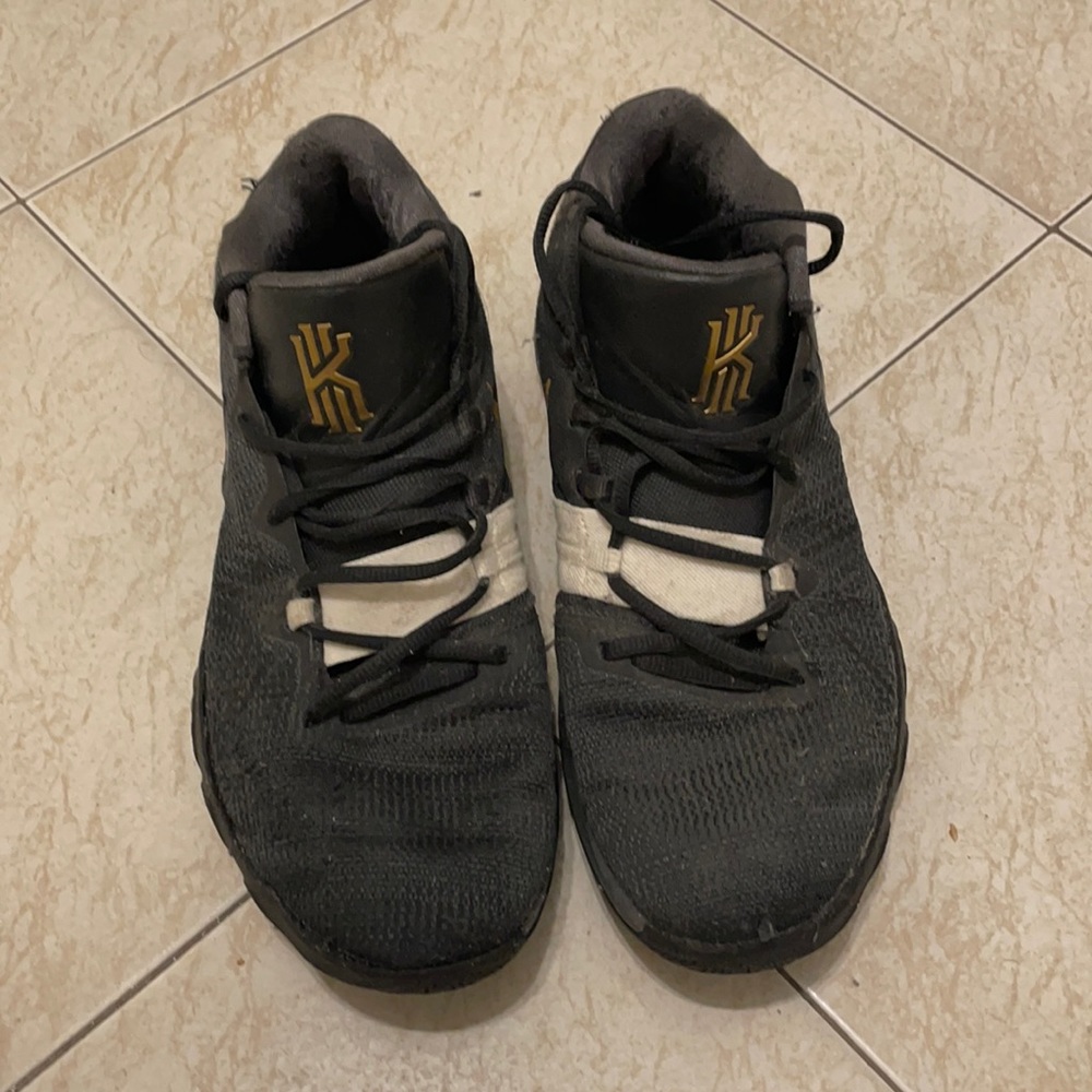 Nike Kyrie Flytrap Men’s Black Basketball Sneakers